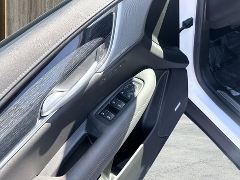 Used 2025 Cadillac XT5 Premium Luxury FWD image 19