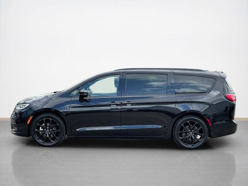 Used 2025 Chrysler Pacifica Limited image 4