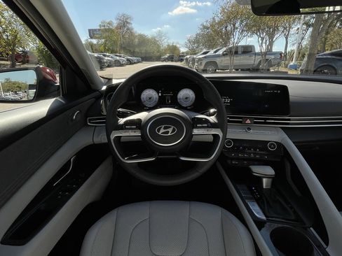 Used 2025 Hyundai Elantra Limited image 11