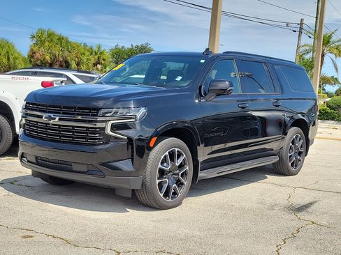 Used 2021 Chevrolet Suburban RST w/ Luxury Package RWD image 2