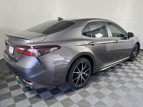 Used 2024 Toyota Camry SE image 4