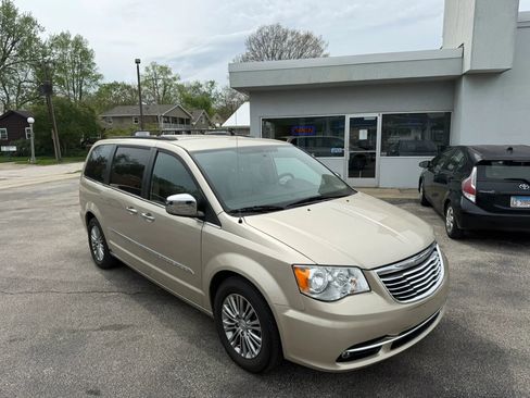 Used 2013 Chrysler Town & Country Touring-L w/ Driver Convenience Group image 1