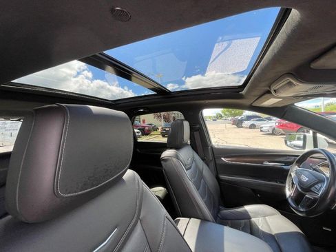 Used 2022 Cadillac XT5 Sportv w/ LPO, ONYX Package AWD/4WD image 4