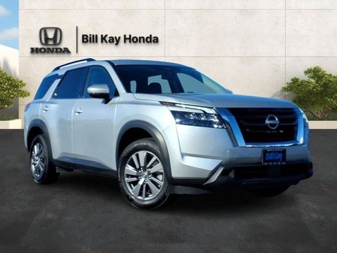 Used 2025 Nissan Pathfinder SV image 5