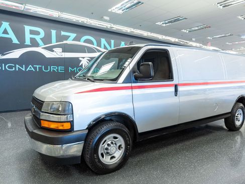 Used 2017 Chevrolet Express 3500 Extended RWD image 1