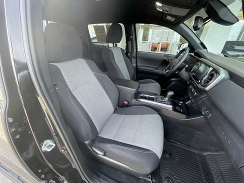 Used 2021 Toyota Tacoma TRD Sport w/ Technology Package image 26