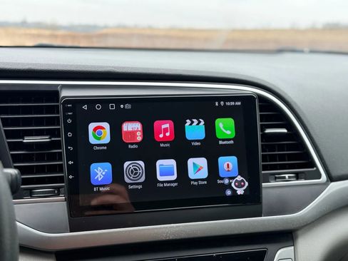 Used 2018 Hyundai Elantra SE image 19