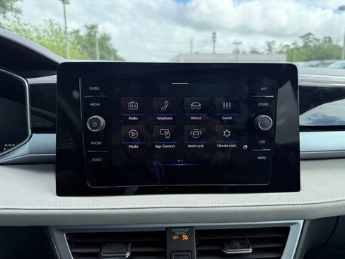 Used 2025 Volkswagen Taos SE w/ Panoramic Sunroof Package image 26