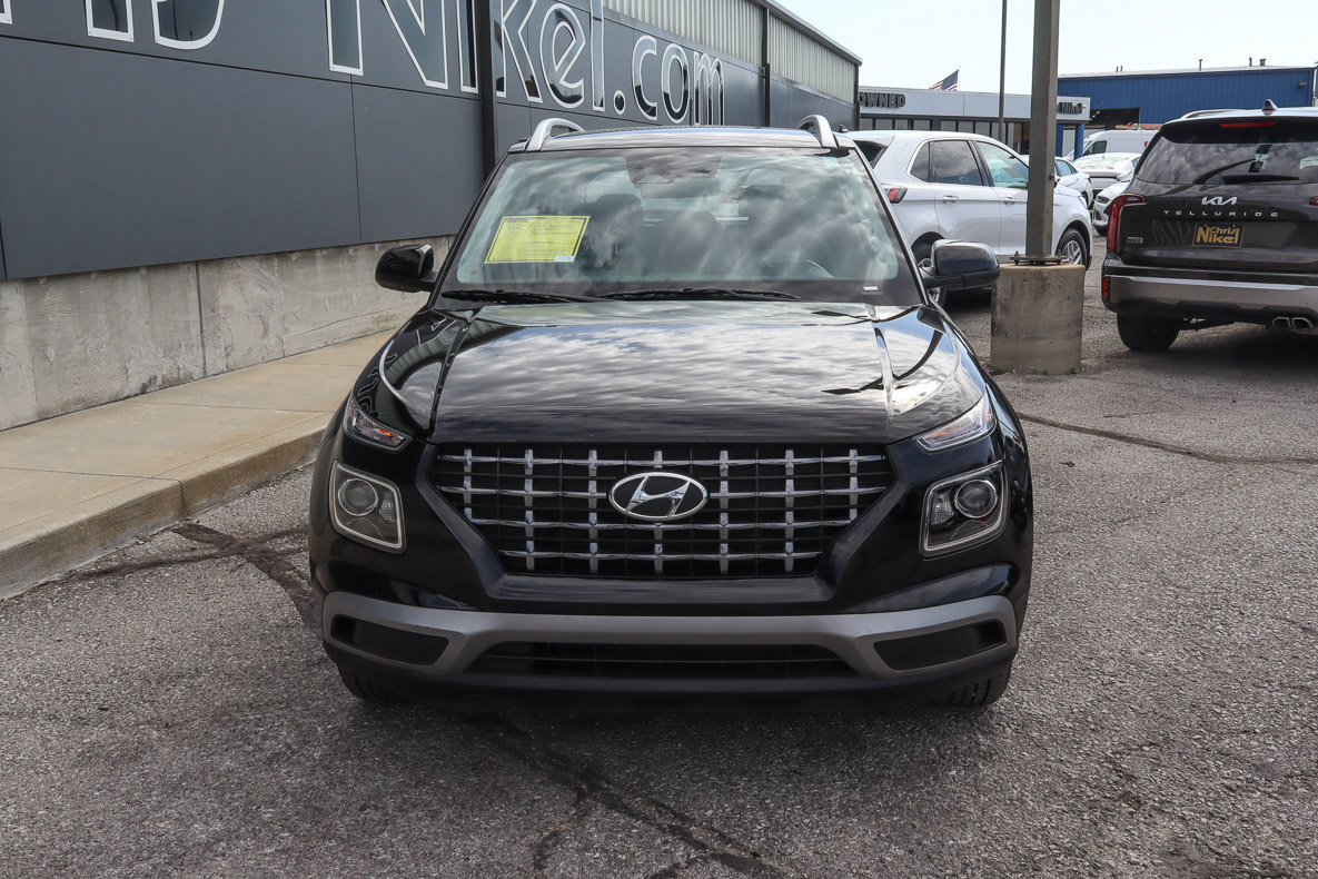 Used 2025 Hyundai Venue SEL FWD image 2