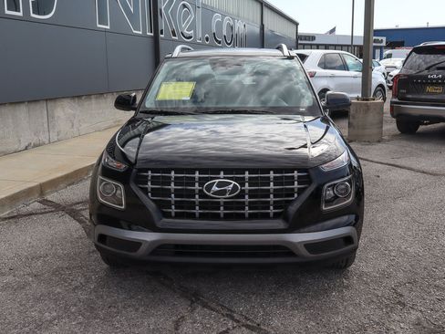 Used 2025 Hyundai Venue SEL FWD image 2