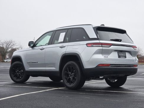 Used 2024 Jeep Grand Cherokee Altitude image 16