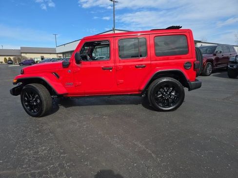 Used 2025 Jeep Wrangler Unlimited Sahara w/ Safety Group AWD/4WD image 5