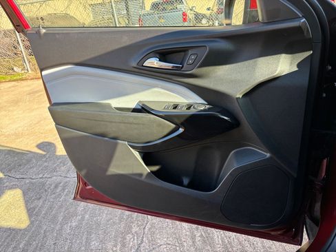 Used 2025 Chevrolet Trax LT image 20