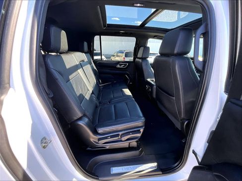 Used 2023 Chevrolet Suburban LT w/ Luxury Package image 16