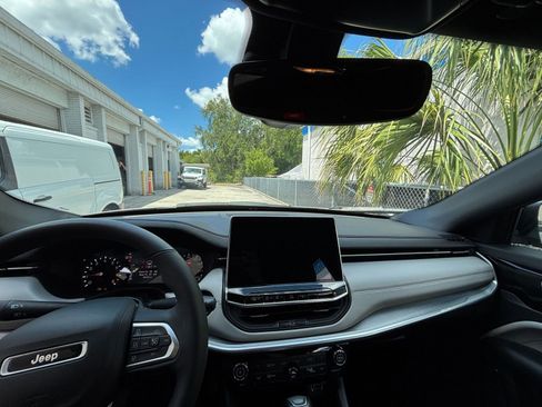 Used 2025 Jeep Compass Limited image 33