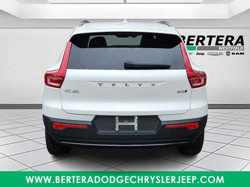 Used 2025 Volvo XC40 B5 Plus image 5