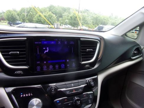 Used 2017 Chrysler Pacifica Touring FWD image 24