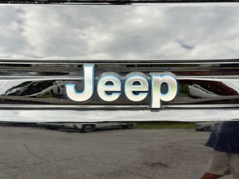 Used 2023 Jeep Grand Cherokee Summit AWD/4WD image 11