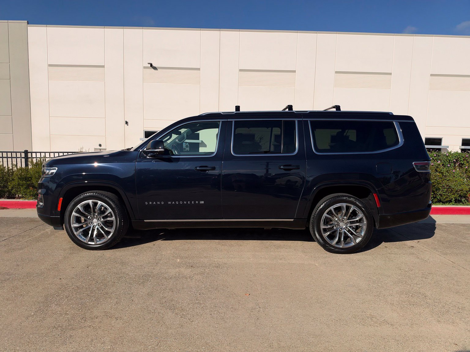 Used 2023 Jeep Grand Wagoneer L Series II w/ Premium Group II AWD/4WD image 4