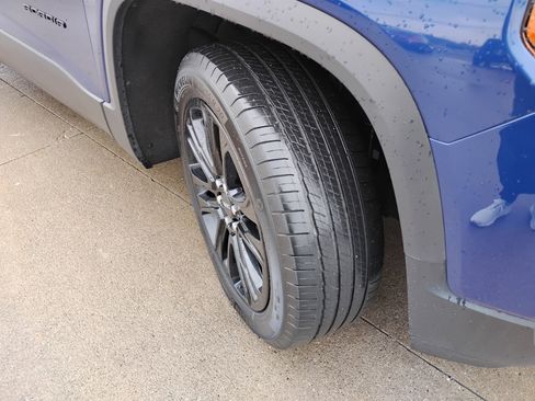 Used 2023 GMC Acadia SLE w/ Driver Convenience Package image 29