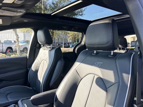 New 2026 Chrysler Pacifica Limited image 14