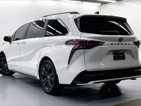 Used 2024 Toyota Sienna XSE image 2