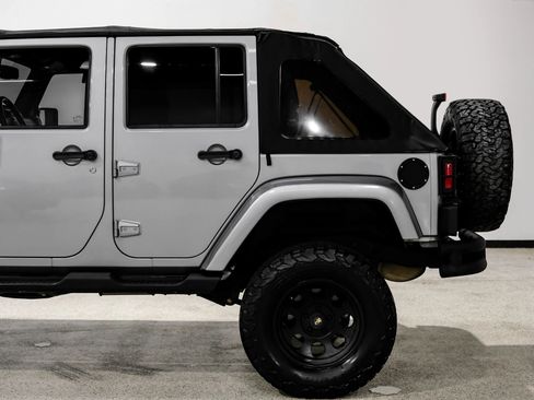 Used 2013 Jeep Wrangler Unlimited Sahara w/ Connectivity Group AWD/4WD image 11