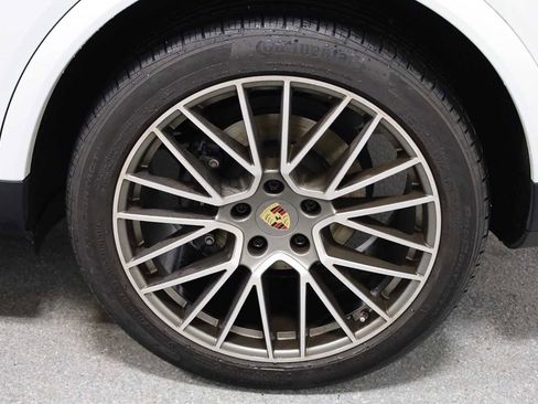 Certified 2023 Porsche Cayenne Platinum Edition image 39