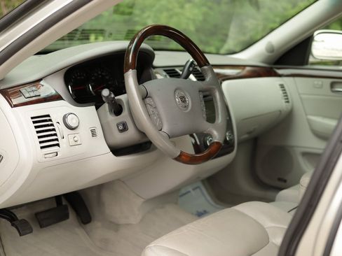 Used 2007 Cadillac DTS Luxury II image 9