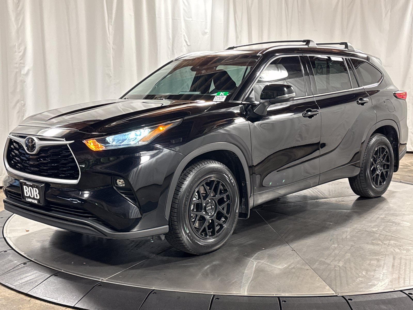 Used 2020 Toyota Highlander XLE AWD/4WD image 1