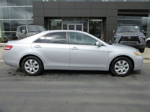Used 2010 Toyota Camry LE image 12