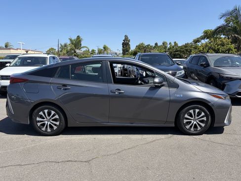 Used 2022 Toyota Prius Prime XLE FWD image 2