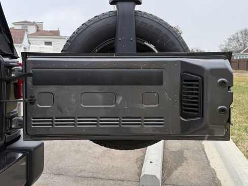 Used 2016 Jeep Wrangler Unlimited Sahara w/ Dual Top Group AWD/4WD image 25