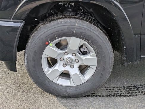 New 2026 RAM 1500 4x4 Crew Cab image 32