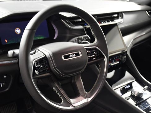 Used 2023 Jeep Grand Cherokee Overland image 13