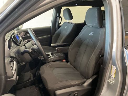 Used 2020 Chrysler Pacifica Touring w/ S Appearance Package FWD image 18