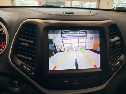 Used 2018 Jeep Cherokee Limited w/ Luxury Group AWD/4WD image 2