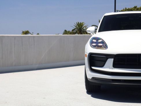 Certified 2025 Porsche Macan AWD/4WD image 12