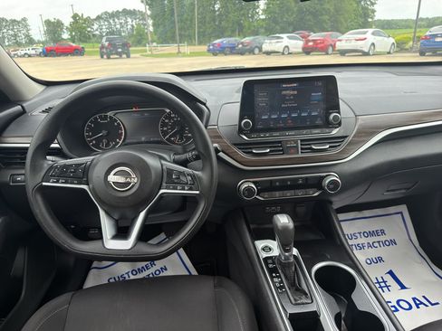 Used 2024 Nissan Altima 2.5 SV FWD image 9