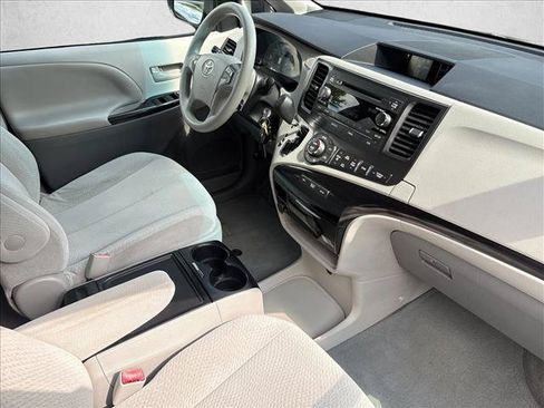 Used 2013 Toyota Sienna LE w/ Towing Pkg FWD image 27