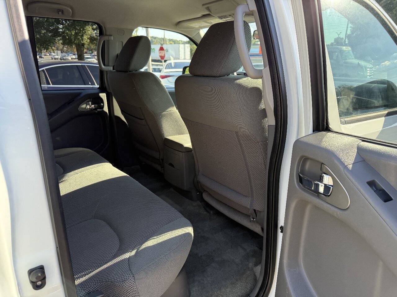 Used 2015 Nissan Frontier SV AWD/4WD image 14