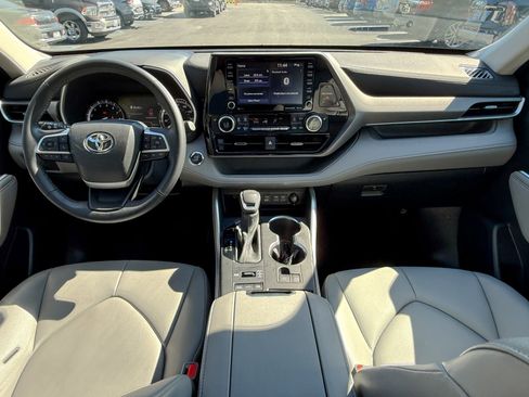 Used 2022 Toyota Highlander XLE image 32