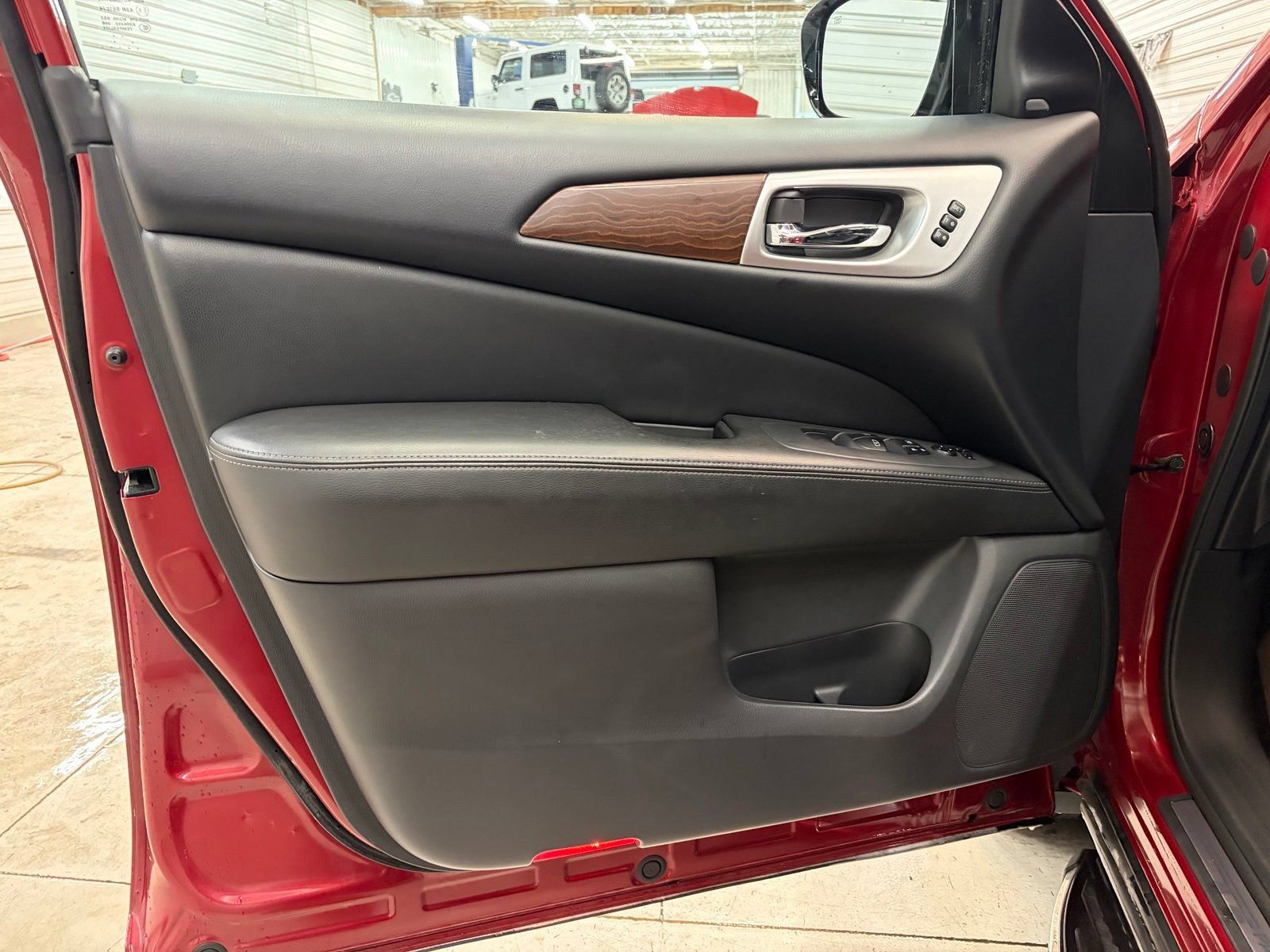 Used 2017 Nissan Pathfinder Platinum w/ Cargo Package AWD/4WD image 11