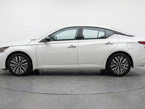 Used 2025 Nissan Altima 2.5 SV FWD image 5