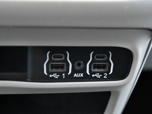 Used 2023 Chrysler Voyager LX image 26