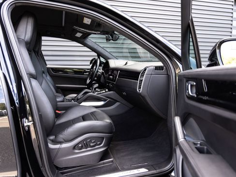 Certified 2023 Porsche Cayenne Turbo S AWD/4WD image 32