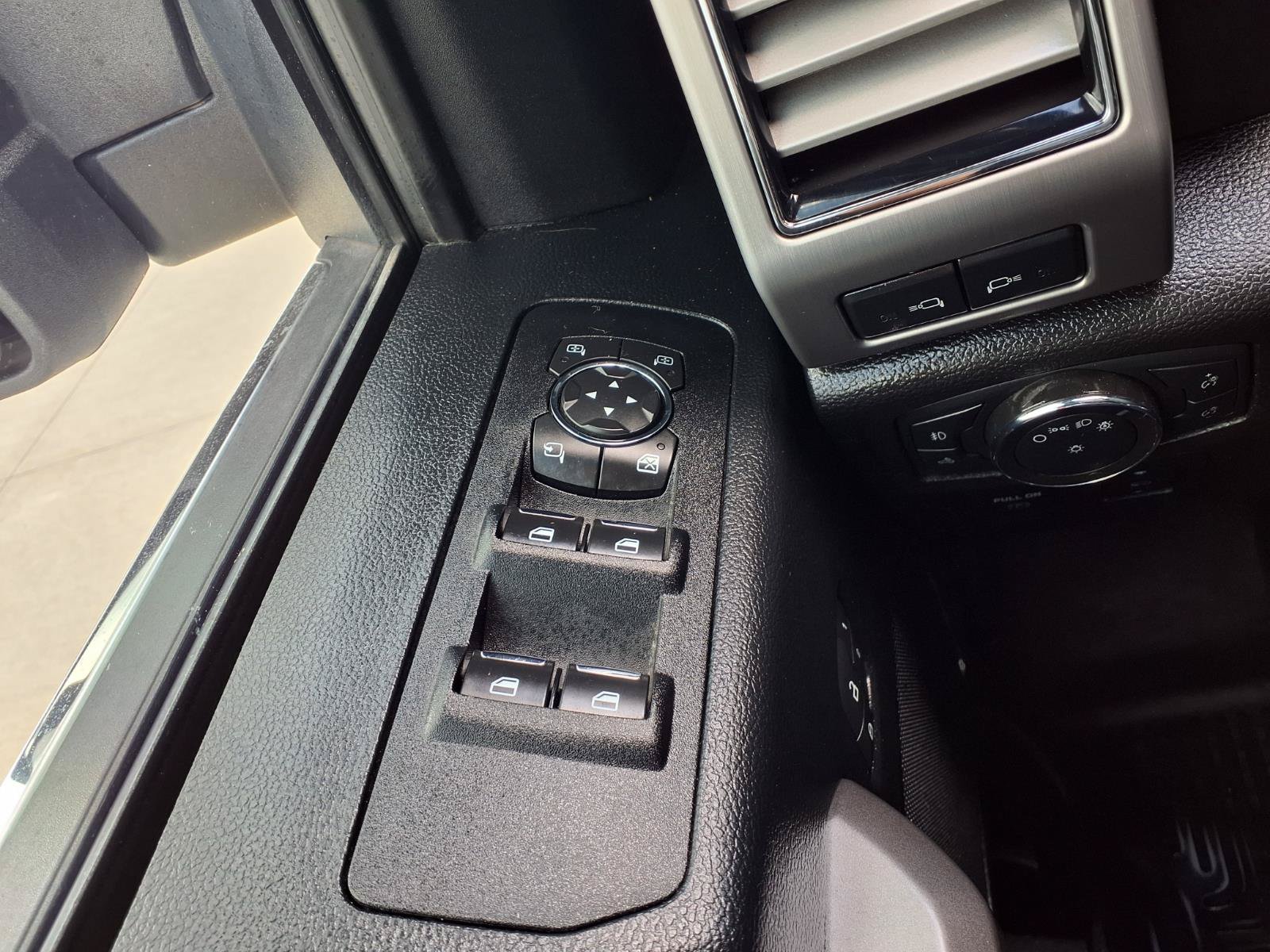 Used 2020 Ford F150 Platinum w/ Equipment Group 701A Luxury AWD/4WD image 14