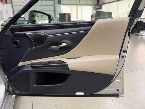 Used 2019 Lexus ES 350 w/ Accessory Package 2 FWD image 16