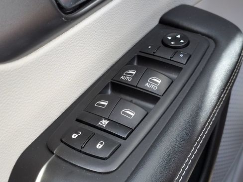 Used 2021 Chrysler Pacifica Touring-L w/ Premium & Safety Sphere Group FWD image 26