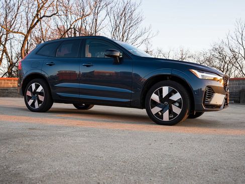 Certified 2025 Volvo XC60 T8 Plus w/ Protection Package Premier image 7